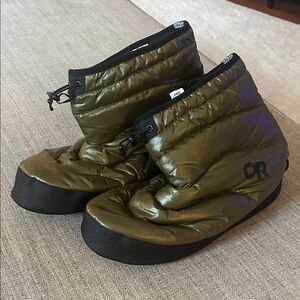 Outdoor Research Tundra Trax Booties in forest green. Size M.